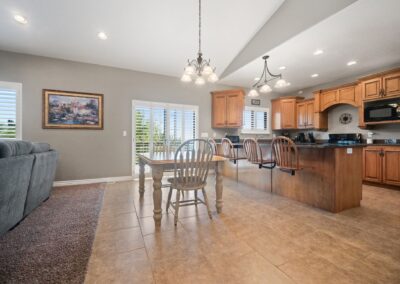 CedarHills_UtahCounty_CustomHome_LivingRoom_Kitchen