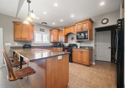 CedarHills_UtahCounty_CustomHome_LivingRoom_Kitchen