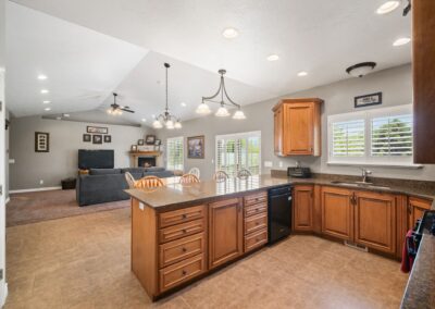 CedarHills_UtahCounty_CustomHome_LivingRoom_Kitchen