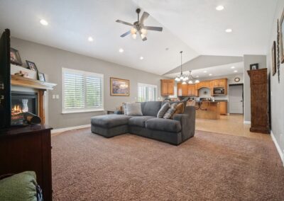 CedarHills_UtahCounty_CustomHome_LivingRoom_Kitchen