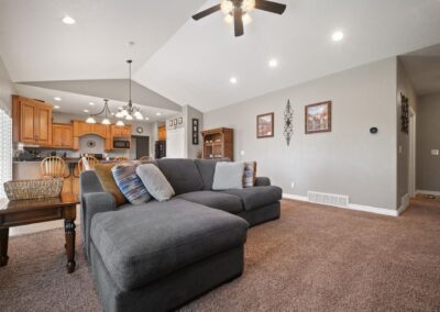 CedarHills_UtahCounty_CustomHome_LivingRoom_Kitchen