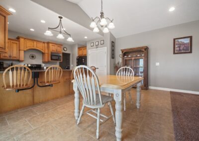 CedarHills_UtahCounty_CustomHome_LivingRoom_Kitchen
